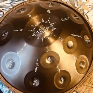Handpan cuivre doré et encodé /  12 notes en D mineur / 56 cm